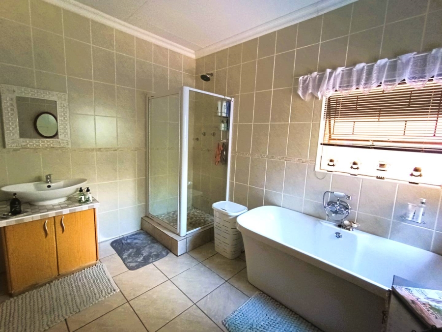 5 Bedroom Property for Sale in Langenhovenpark Free State